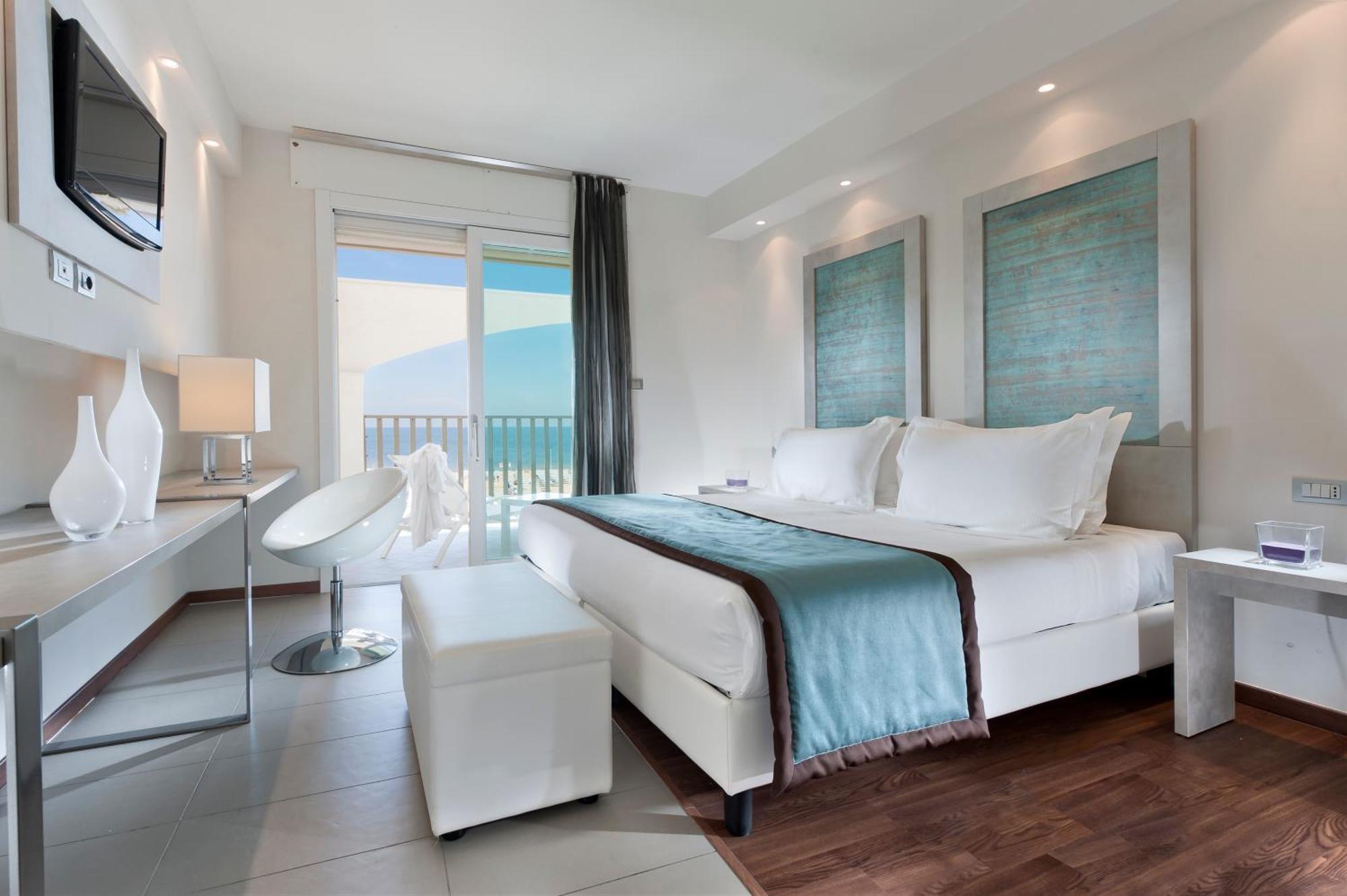 Beachfront Superior Room balcony pool access