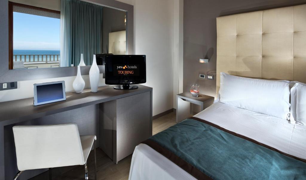 Lateral sea view Classic Quadruple Room with Balcony and pool access